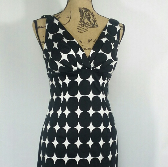 Black and white v-neck geometric pattern dress - Picture 3 of 8